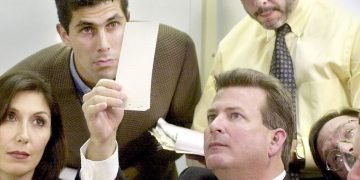 Fotograma cedido por HBO de una escena del documental "537 votes" donde aparecen unos miembros de la Junta de Escrutinio del condado de Miami-Dade mientras revisan las boletas durante el recuento de 2000 en Florida. Foto: EFE / HBO.