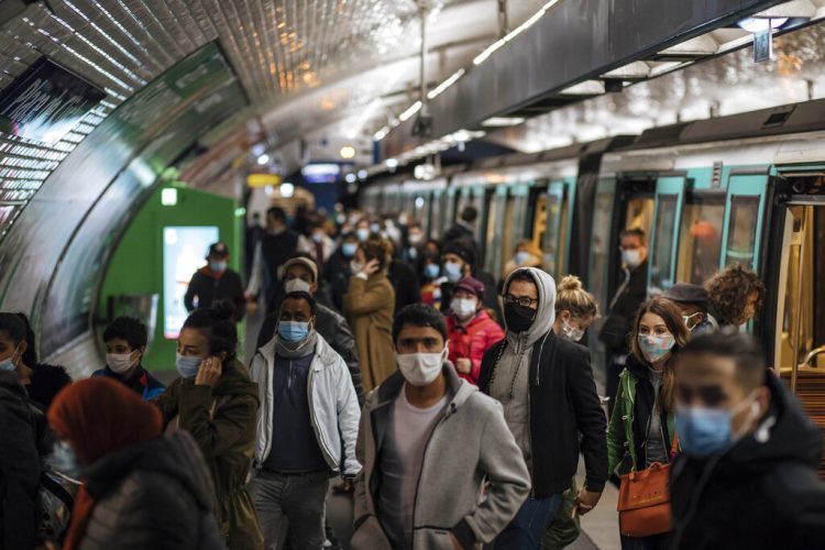 Pasajeros con mascarilla en un andén del metro de París. Foto: Lewis Joly/AP/Archivo.