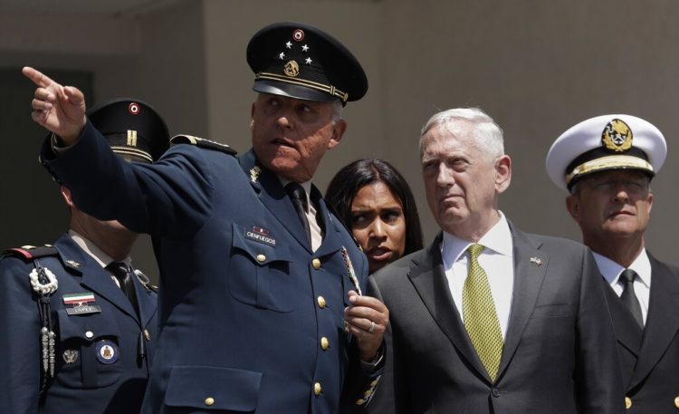 El entonces secretario de Defensa de México, el general Salvador Cienfuegos Zepeda, hace un gesto a su homólogo estadounidense, Jim Mattis, durante una ceremonia de bienvenida en la Ciudad de México. Foto: Rebecca Blackwell/AP/Archivo.