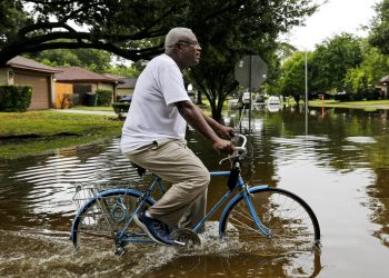 Un hombre monta bicicleta, en Houston, luego de que la tormenta tropical Beta provocara inundaciones en la ciudad. Foto: Godofredo A. Vásquez/Houston Chronicle, vía AP/Archivo.