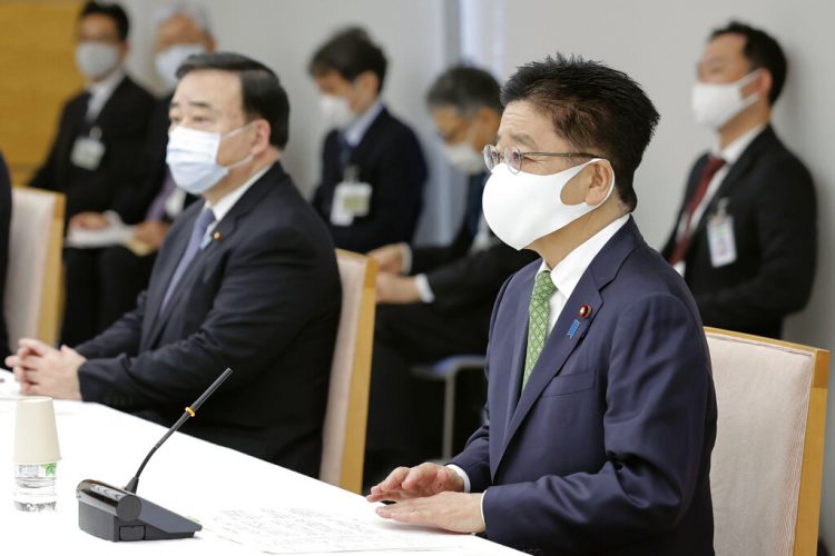 El secretario jefe del gabinete japonés, Katsunobu Kato (derecha), asiste a una reunión con el gobernador de la prefectura de Aomori, sede de la planta de reprocesamiento de combustible nuclear, en Tokio, el miércoles 21 de octubre de 2020. Foto: Kyodo News vía AP.