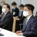 El secretario jefe del gabinete japonés, Katsunobu Kato (derecha), asiste a una reunión con el gobernador de la prefectura de Aomori, sede de la planta de reprocesamiento de combustible nuclear, en Tokio, el miércoles 21 de octubre de 2020. Foto: Kyodo News vía AP.