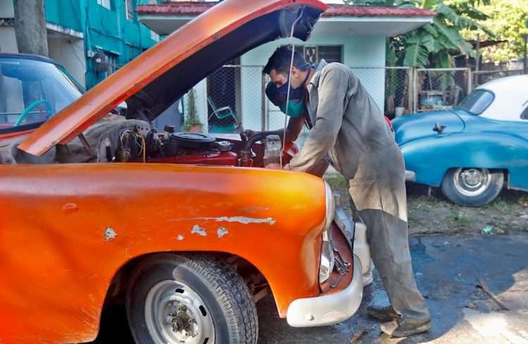 Algunas de las Mipymes creadas en Cuba se dedicarían al mantenimiento y reparación de vehículos 
automotores. Foto: Yander Zamora/EFE/Archivo.