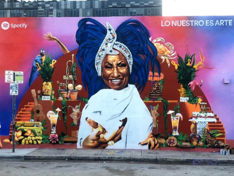 Mural de grandes proporciones y a todo color con la imagen sonriente de la legendaria Celia Cruz, pintado por el artista urbano Cale K2S, en una pared en el barrio de Wynwood de Miami Foto: Ariel Fernández Díaz/EFE.