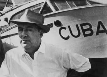 Pablo Neruda, posa ante la embarcación Cuba. Foto: detalles de una imagen de Alberto Korda.