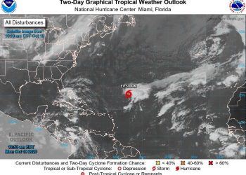 La depresión tropical Veintisiete, que se formó este lunes en el Atlántico, se fortaleció en las últimas horas y adquirió fuerza de tormenta tropical a unas 735 millas (1.185 km) al sureste de las islas Bermudas.  Imagen: NOAA-NHC/EFE