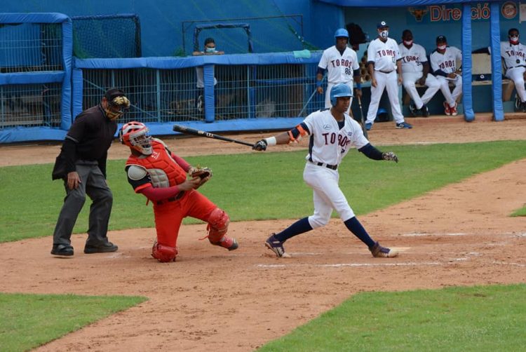 Apoyados en su temible ofensiva, los Toros de Camagüey (de blanco) lideran la &0 Serie Nacional de Béisbol tras finalizado el primer tercio del torneo. Foto: Leandro Pérez / Facebook.