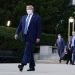 Donald Trump fotografiado a la salida del hospital militar donde estuvo internado tres días tras detectársele el COVID-19. Foto del 5 de octubre del 2020 tomada en Bethesda, Maryland. Foto: Evan Vucci/AP.