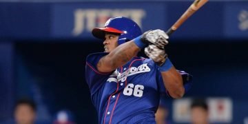 El pelotero cubano Dayán Viciedo, con el uniforma de los Dragones de Chunichi, en la Liga Japonesa de Béisbol Profesional. Foto: beisboljapones.com / Archivo.