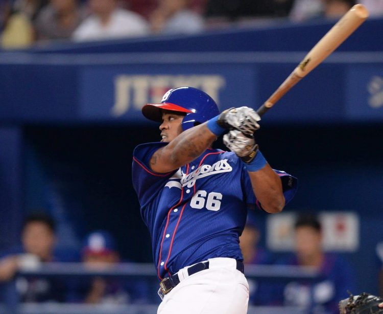 El pelotero cubano Dayán Viciedo, con el uniforma de los Dragones de Chunichi, en la Liga Japonesa de Béisbol Profesional. Foto: beisboljapones.com / Archivo.