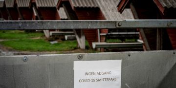 Cartel que impide el acceso y alerta sobre el riesgo de infección con la COVID-19 en una granja de visones en Hjoerring, en el norte de Jutlandia, Dinamarca. Foto: Mads Claus Rasmussen / EFE.