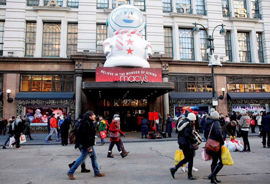 Personas con compras navideñas caminan en Nueva York. Foto: Jason Szenes / EFE / Archivo.