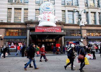 Personas con compras navideñas caminan en Nueva York. Foto: Jason Szenes / EFE / Archivo.