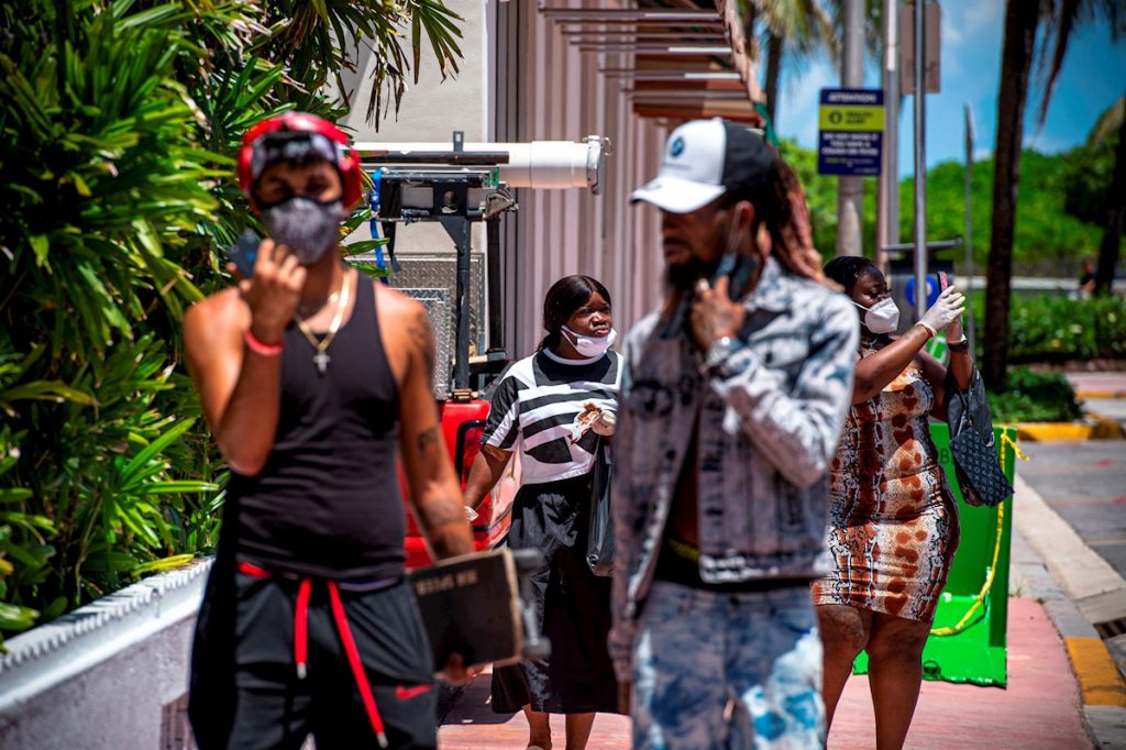 El uso de las mascarillas ha vuelto a ser obligatorio en Miami Beach, como medida para evitar la expansión de la COVID-19, Foto: Giorgio Viera / EFE.