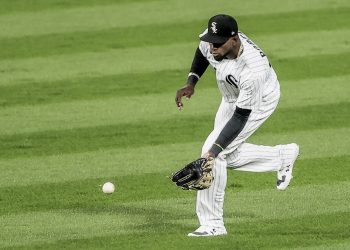 La defensa de Luis Robert impresionó en su primer año en las Mayores. Foto: Tannen Maury/EFE.