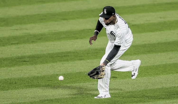 La defensa de Luis Robert impresionó en su primer año en las Mayores. Foto: Tannen Maury/EFE.