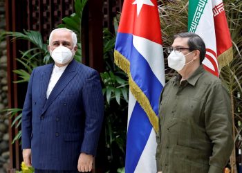 Los ministros de Exteriores de Cuba, Bruno Rodríguez Parrilla (i) e Irán, Mahammad Javad Zarif (d), reafirmaron los lazos bilaterales entre ambos países este 6 de noviembre de 2020, durante un encuentro en La Habana. Foto: Ernesto Mastrascusa / EFE.