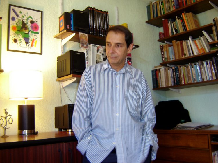 Aramís Quintero en su casa en Santiago de Chile.