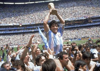 En esta foto del 29 de junio de 1986, Maradona alza la Copa Mundial tras la victoria de Argentina 3-2 ante Alemania en la final. Photo/Carlo Fumagalli, archivo).