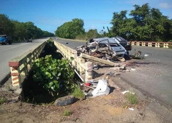 Restos del auto que se estrelló contra la baranda de un puente en la autopista nacional. Foto: Alexis Ruiz/Facebook.