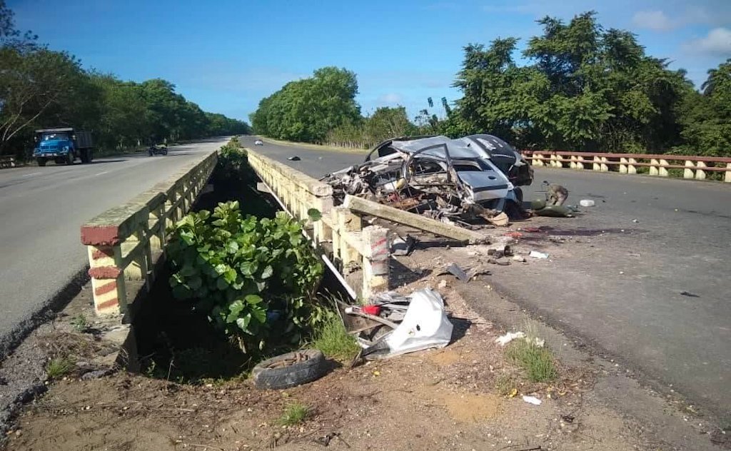 Restos del auto que se estrelló contra la baranda de un puente en la autopista nacional. Foto: Alexis Ruiz/Facebook.