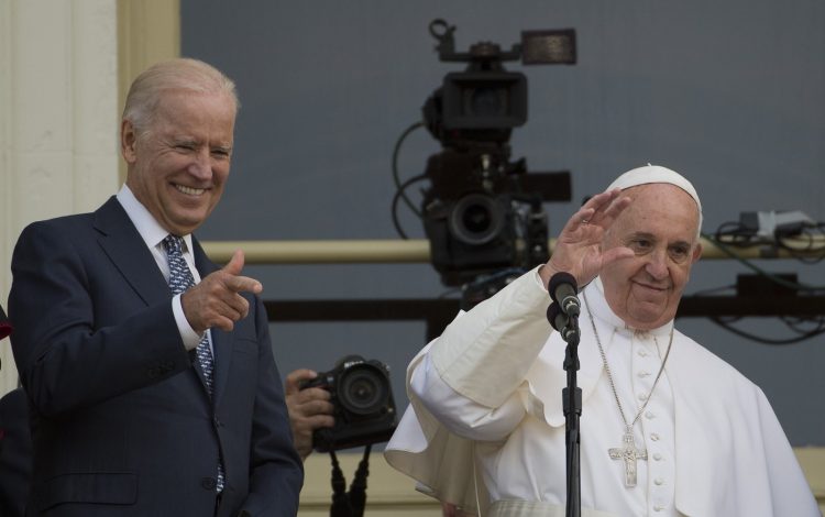 El presidente electo Joe Biden habló el jueves por la mañana con el Papa Francisco. Ambos se conocieron en Washington, D.C. en 2015. Foto: Andrew Caballero Reynolds/AFP.