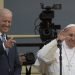 El presidente electo Joe Biden habló el jueves por la mañana con el Papa Francisco. Ambos se conocieron en Washington, D.C. en 2015. Foto: Andrew Caballero Reynolds/AFP.