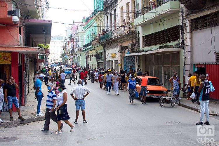 Calle Neptuno zona de muchas tiendas y comercios. Foto: Otmaro Rodríguez