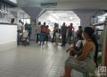 Personas esperan para comprar en una tienda en MLC en la Plaza Carlos III, en La Habana. Foto: OnCuba.