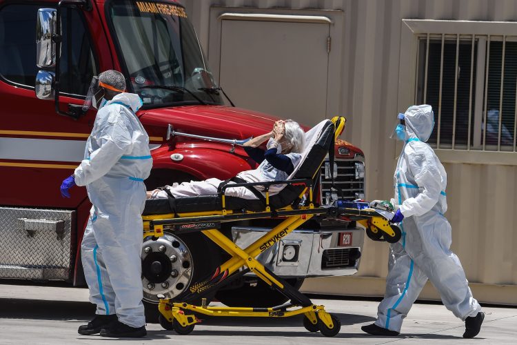 Los paramédicos ingresan a una paciente de coronavirus en el hospital de Coral Gables, Miami. | Foto: Getty Images.