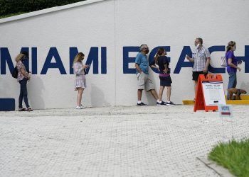 Una fila en un centro de votación en Miami Beach. | LYNNE SLADKY / AP