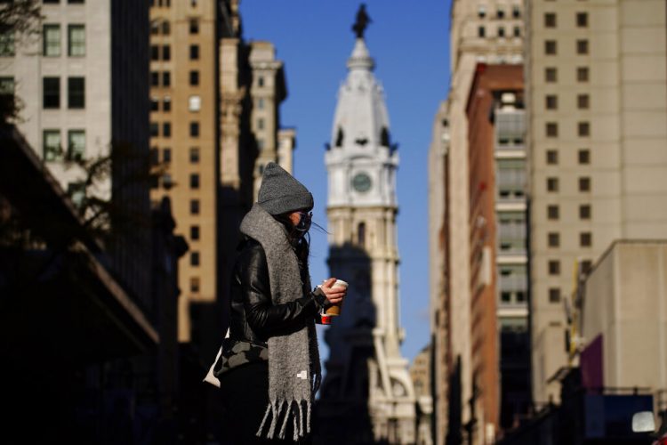 Fotografía del 8 de noviembre de 2020 de una persona con mascarilla cruzando la calle Broad en Filadelfia. Foto: Matt Slocum/AP.