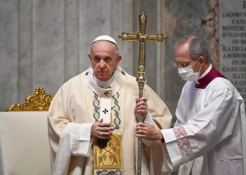 El papa Francisco celebra misa en la basílica de San Pedro, en El Vaticano, durante la pandemia de coronavirus. Foto: Vincenzo Pinto / AP / Archivo.