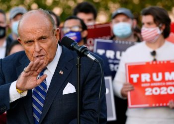 Rudy Giuliani, abogado del presidente Donald Trump, habla durante una conferencia de prensa sobre los desafíos legales para el conteo de votos en Pensilvania el miércoles 4 de noviembre de 2020. Foto: Matt Slocum/AP.