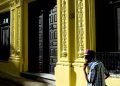 Un hombre pasa frente a una puerta exterior en La Habana. Foto: Otmaro Rodríguez.