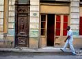 Un hombre pasa frente a unas puertas exteriores en La Habana. Foto: Otmaro Rodríguez.