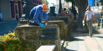 Trabajos de mantenimiento en el Paseo del Prado de La Habana. Foto: Otmaro Rodríguez.
