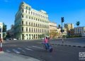 El hotel Saratoga (detrás), en el entorno del Prado de La Habana. Foto: Otmaro Rodríguez.