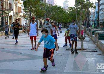 Niños jugando en el Paseo del Prado de La Habana. Foto: Otmaro Rodríguez.