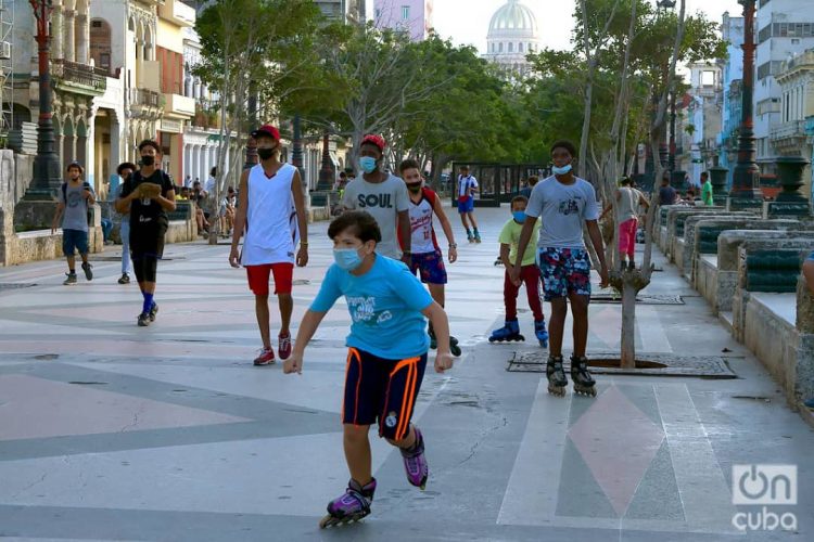 Niños jugando en el Paseo del Prado de La Habana. Foto: Otmaro Rodríguez.