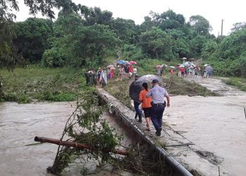 El paso que comunica la comunidad de Cacao y la cabecera municipal de Manicaragua, en Villa Clara, se encuentra afectado por las lluvias de la tormenta Eta. Foto: Francisnet Díaz Rondón / Vanguardia.
