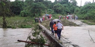 El paso que comunica la comunidad de Cacao y la cabecera municipal de Manicaragua, en Villa Clara, se encuentra afectado por las lluvias de la tormenta Eta. Foto: Francisnet Díaz Rondón / Vanguardia.