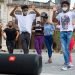 Jóvenes ensayan una coreografía en la Plaza Vieja en La Habana. Foto: Otmaro Rodríguez