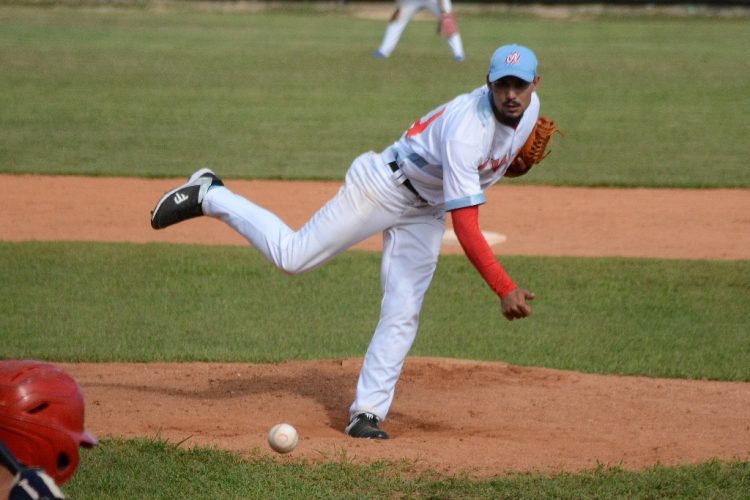 El lanzador Luis Alberto Marrero, de los Tigres de Ciego de Ávila, autor del tercer no hitter de la 60 Serie Nacional de Béisbol de Cuba. Foto: Osvaldo Gutiérrez.