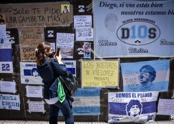 Una de las paredes de la clínica Olivos, donde fue operado y
estuvo ingresado Maradona, se ha convertido en un santuario con
mensajes de aliento.