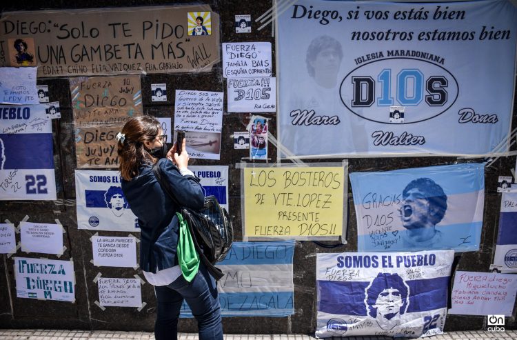 Una de las paredes de la clínica Olivos, donde fue operado y
estuvo ingresado Maradona, se ha convertido en un santuario con
mensajes de aliento.