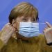 La canciller alemana Angela Merkel se retira la mascarilla el miércoles 25 de noviembre de 2020 antes de una conferencia de prensa. Foto: Odd Andersen/Pool Foto vía AP.