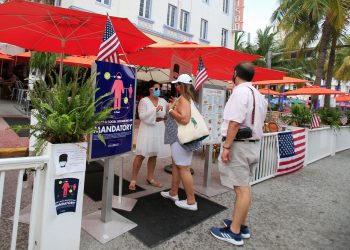 El acceso a los restaurantes en Miami Beach ha sido limitado por decisión condal pero las autoridades no están siendo implacables en su cumplimiento. | Foto: AP/Archivo