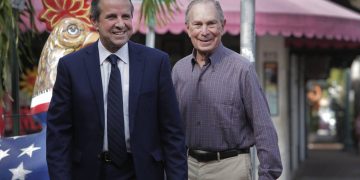 El ex alcalde de Miami, Manny Díaz, acompañado del billonario y es precandidato presidencial demócrata, Michael Bloomberg. Foto: Archivo.
