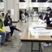 Trabajadores electorales verifican votos el viernes 20 de noviembre de 2020 durante un recuento en un centro de conteo en Milwaukee, Wisconsin. Foto: Nam Y. Huh/AP/Archivo.